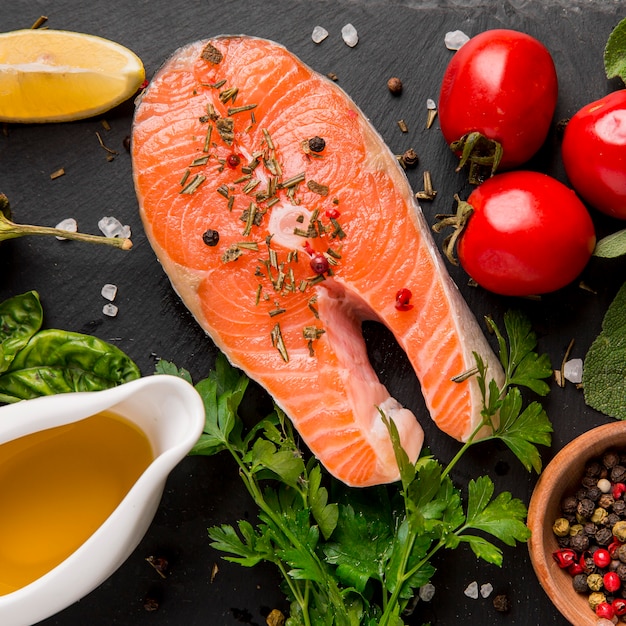 Foto gratuita disposición de verduras y pescado salmón plano.