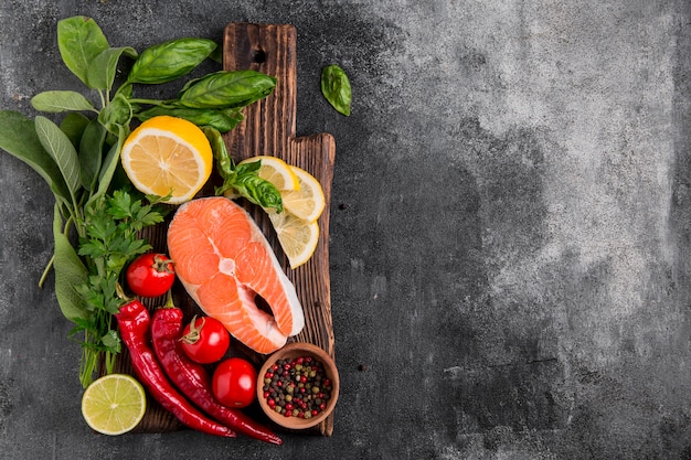 Disposición de verduras y salmón espacio de copia