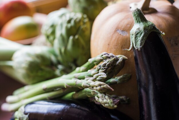 Disposición de verduras variadas a la luz del día