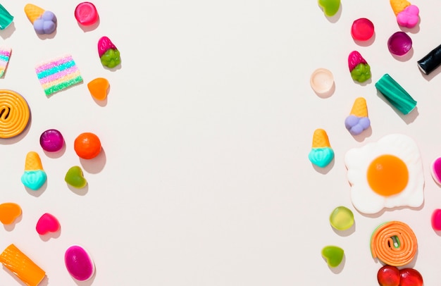 Disposición de la vista superior de caramelos de diferentes colores con espacio de copia
