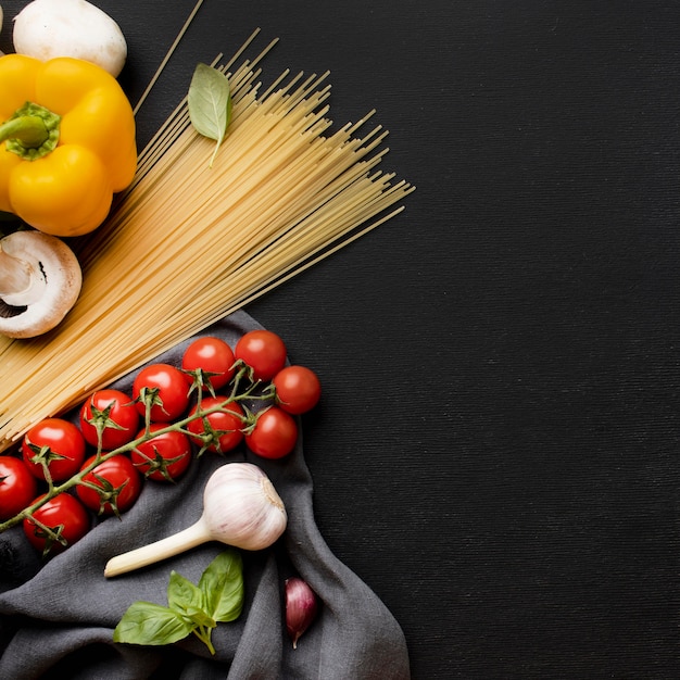 Disposición de la vista superior de deliciosas verduras frescas con espacio de copia