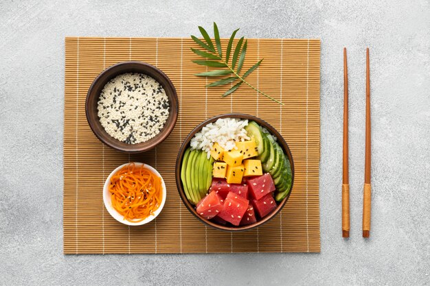 Disposición de la vista superior del delicioso poke bowl