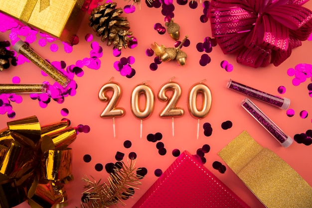 Disposición de la vista superior de los dígitos del año nuevo 2020