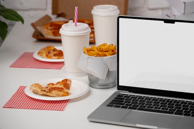 Foto gratuita dispositivo con espacio para copiar la mesa con comida.