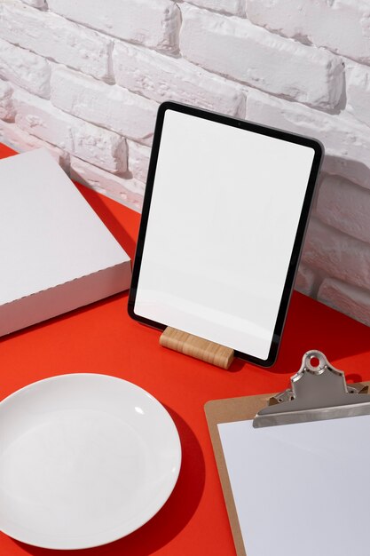 Dispositivo con espacio para copiar la mesa con comida.