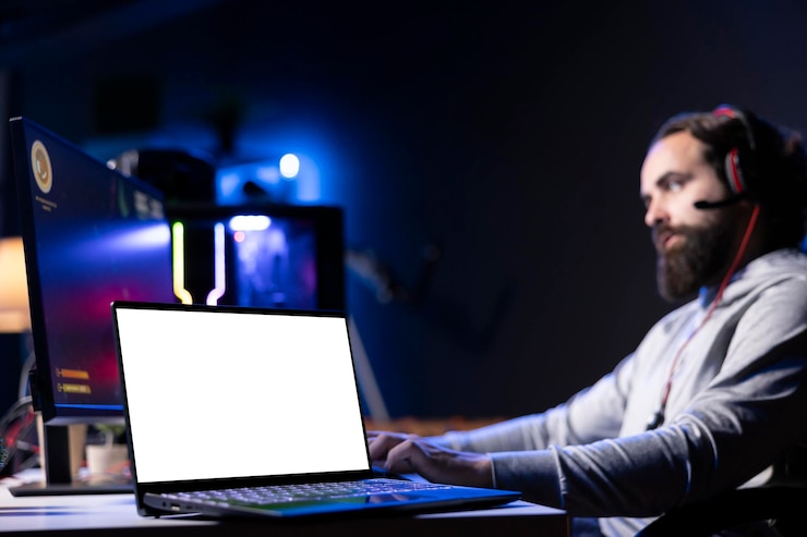 Foto gratuito un dispositivo portátil simulado al lado de un hombre jugando a un videojuego de alto fps con una nave espacial