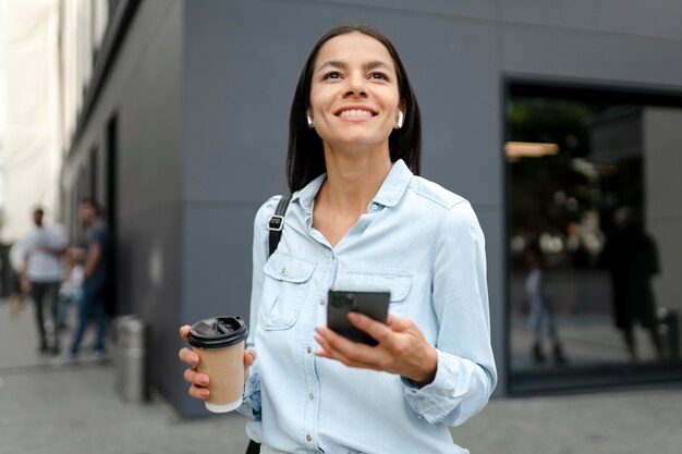 Foto gratuita dispositivo de sujeción de mujer de tiro medio