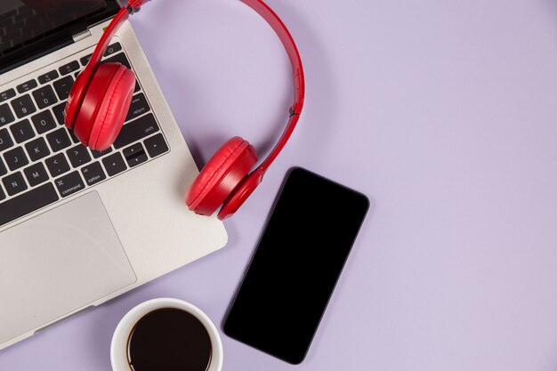 Dispositivos electrónicos para escuchar música y una taza de café.
