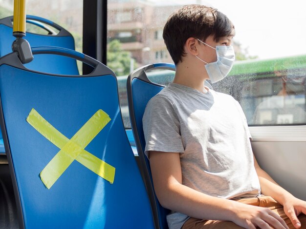 Foto gratuita distancia social en transporte público