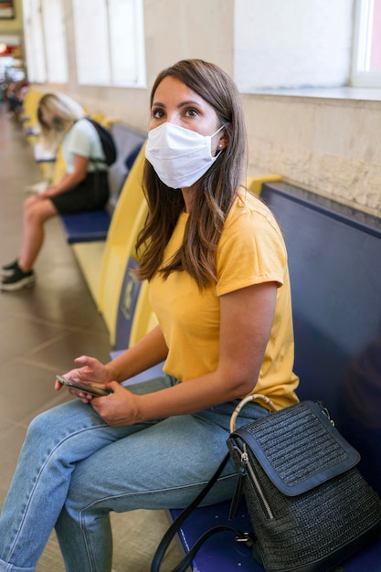 Foto gratuita distanciamiento social en la estación de transporte público