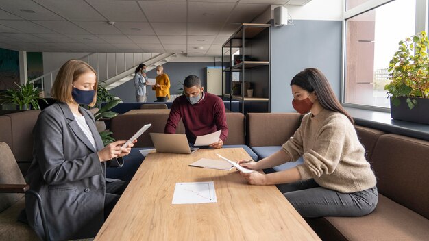 Distanciamiento social de las personas en el trabajo