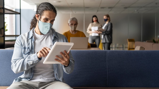 Foto gratuita distanciamiento social de las personas en el trabajo