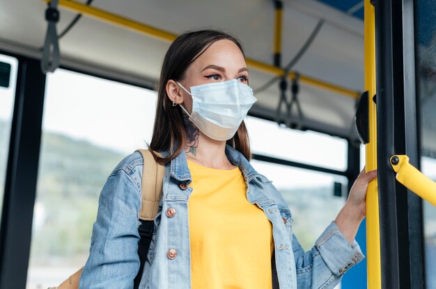 Distanciamiento social en un transporte público