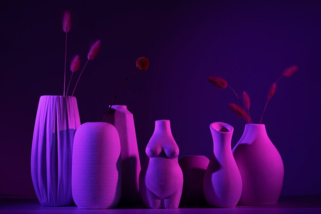 Distintos jarrones con arreglo de luz violeta