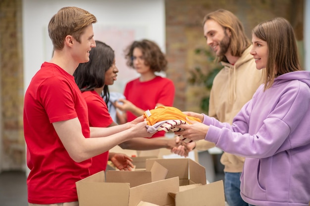 Distribución. Trabajadores de la organización sin fines de lucro que distribuyen donaciones.