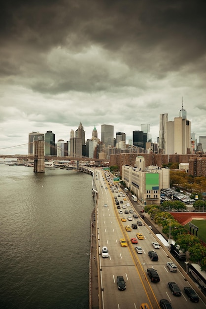 Distrito financiero de Manhattan con rascacielos y autopista sobre East River.