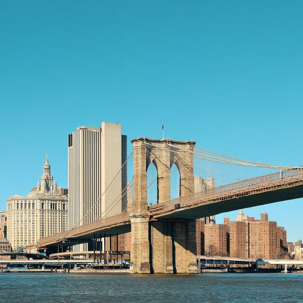 Distrito financiero de Manhattan con rascacielos y puente de Brooklyn.