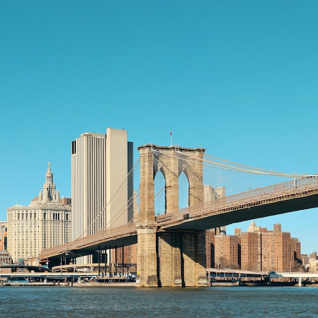 Distrito financiero de Manhattan con rascacielos y puente de Brooklyn.