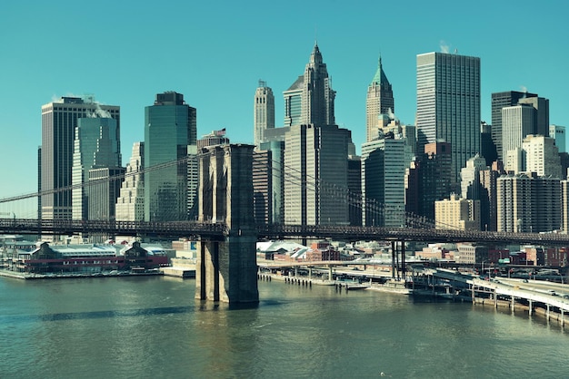 Distrito financiero de Manhattan con rascacielos y puente de Brooklyn.