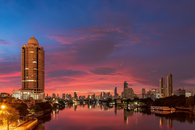 Distrito de negocios financieros del centro de la ciudad de Bangkok paisaje urbano frente al mar y el río Chao Phraya durante el crepúsculo antes del amanecer Tailandia