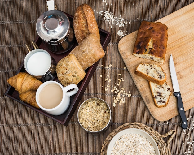 Diversa comida deliciosa para el desayuno en mantel individual