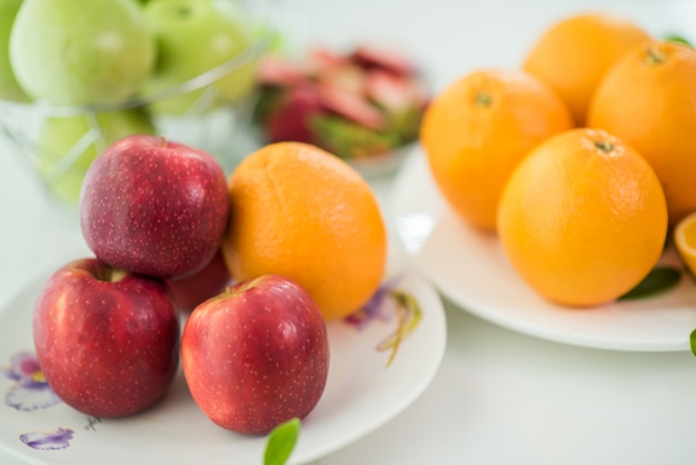 Diversas frutas, alimentación saludable y concepto saludable.