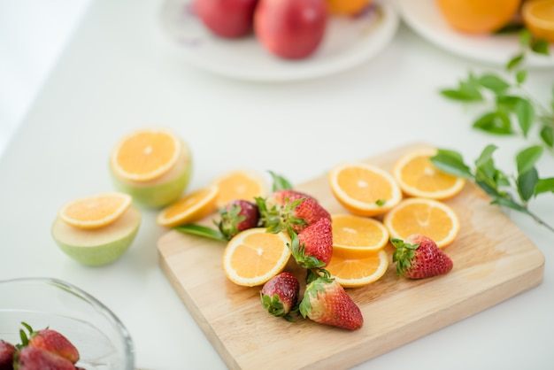 Diversas frutas, alimentación saludable y concepto saludable.