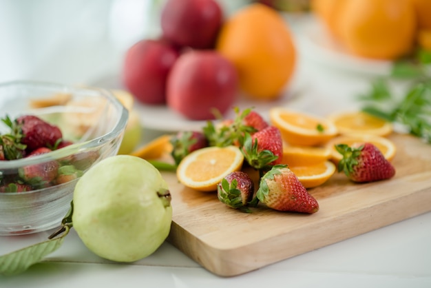 Diversas frutas, alimentación saludable y concepto saludable.