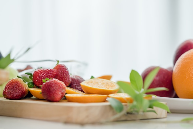 Diversas frutas, alimentación saludable y concepto saludable.