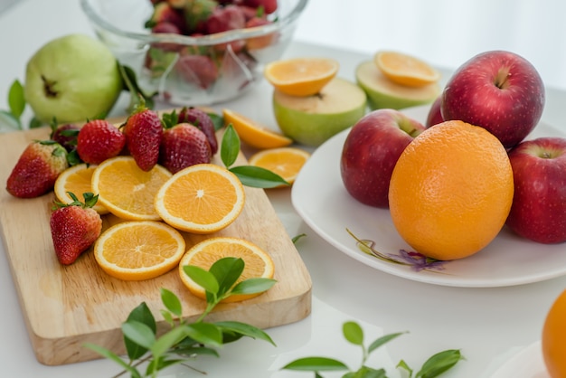 Diversas frutas, alimentación saludable y concepto saludable.