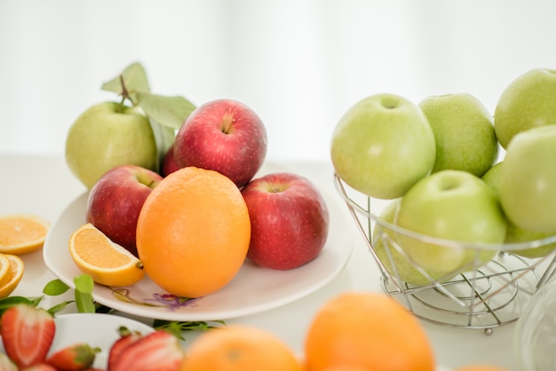 Diversas frutas, alimentación saludable y concepto saludable.