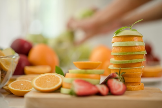 Diversas frutas, alimentación saludable y concepto saludable.