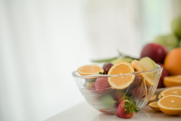 Diversas frutas, alimentación saludable y concepto saludable.