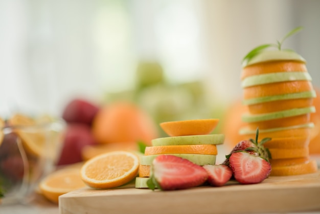 Foto gratuita diversas frutas, alimentación saludable y concepto saludable.