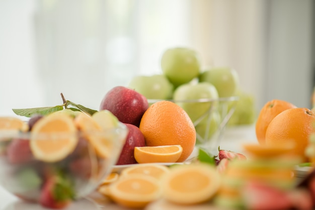 Foto gratuita diversas frutas, alimentación saludable y concepto saludable.