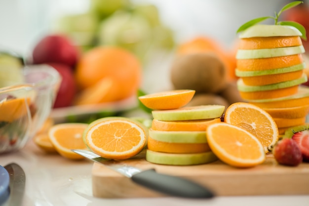 Diversas frutas, alimentación saludable y concepto saludable.