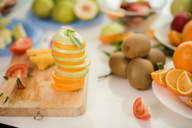 Diversas frutas, alimentación saludable y concepto saludable.