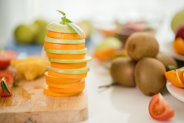 Diversas frutas, alimentación saludable y concepto saludable.