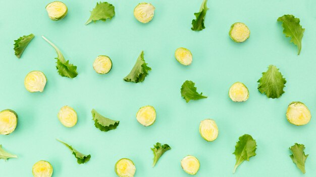 Diversas frutas exóticas sobre fondo azul