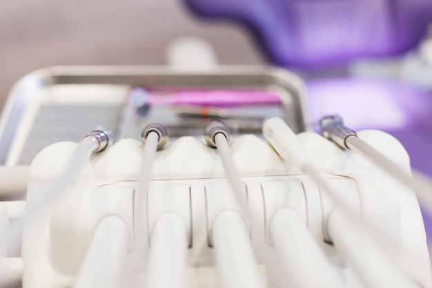 Foto gratuita diversas herramientas dentales en clínica.