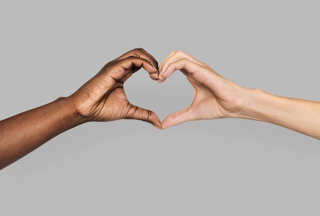 Diversas manos gesticuladas en forma de corazón