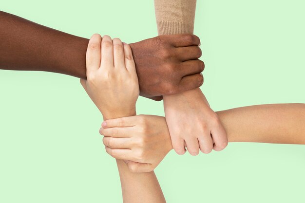 Diversas manos unidas gesto de cuidado de la comunidad