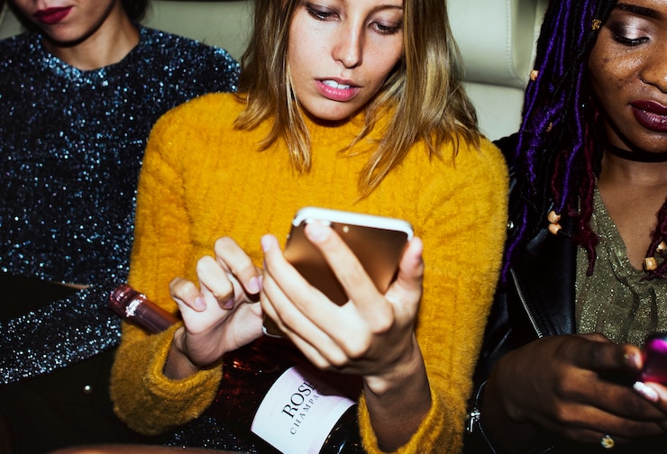 Foto gratuito diversas mujeres en el asiento trasero de un taxi.