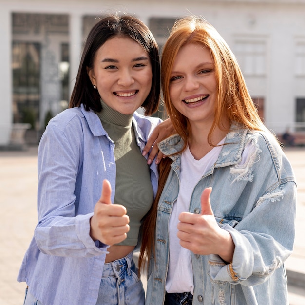 Foto gratuita diversas mujeres posando afuera