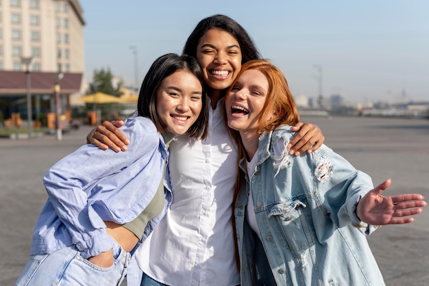 Foto gratuita diversas mujeres posando mientras sonríe