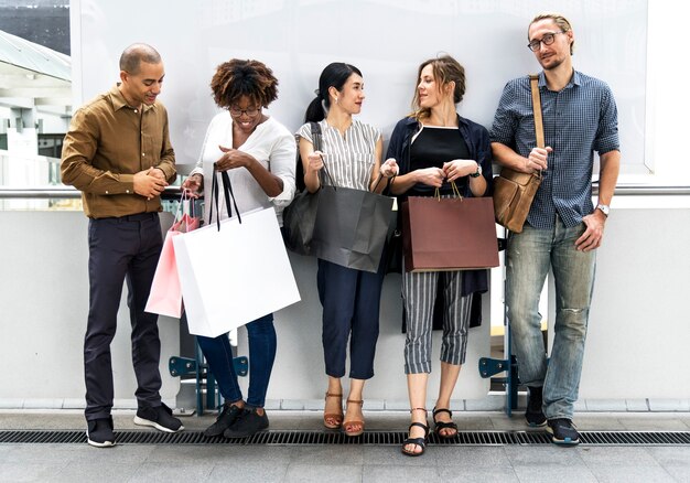 Diversas personas con bolsas de la compra.