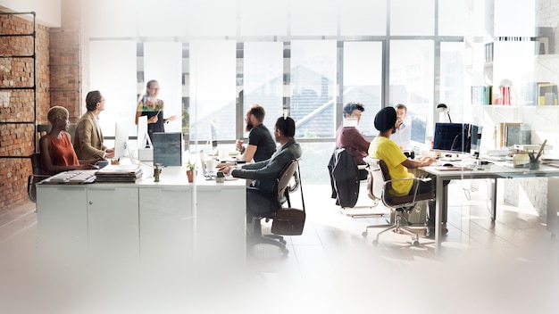 Diversas personas que trabajan en la oficina.