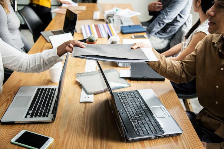 Foto gratuito diversas personas que trabajan en una oficina