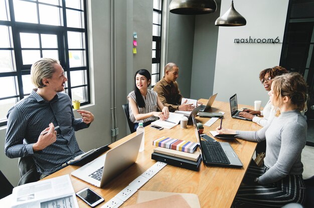 Diversas personas que trabajan en una oficina