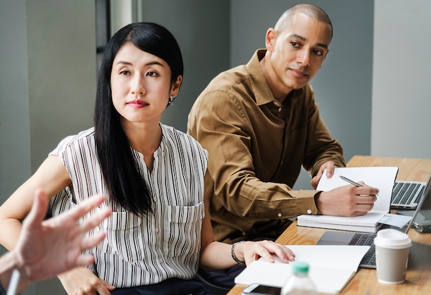 Foto gratuita diversas personas que trabajan en una oficina